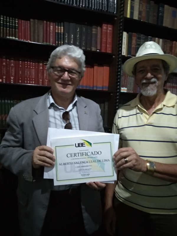 O Presidente da UBE - Seção Pernambuco, Alexandre Santos, entregando o diploma de Membro Efetivo da UBE - PE a Alberto Valença Lima