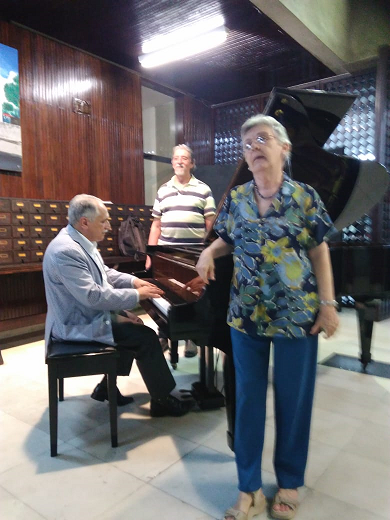 O poeta Melchiades Montenegro, espontaneamente, apresentou um show num piano existente no local juntamente com a poetisa Dulce Albert, ambos da UBE-PE.

Esta é apenas uma pequena mostra. Quando receber as fotos publicarei aqui.